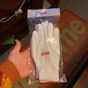 Supreme gloves
